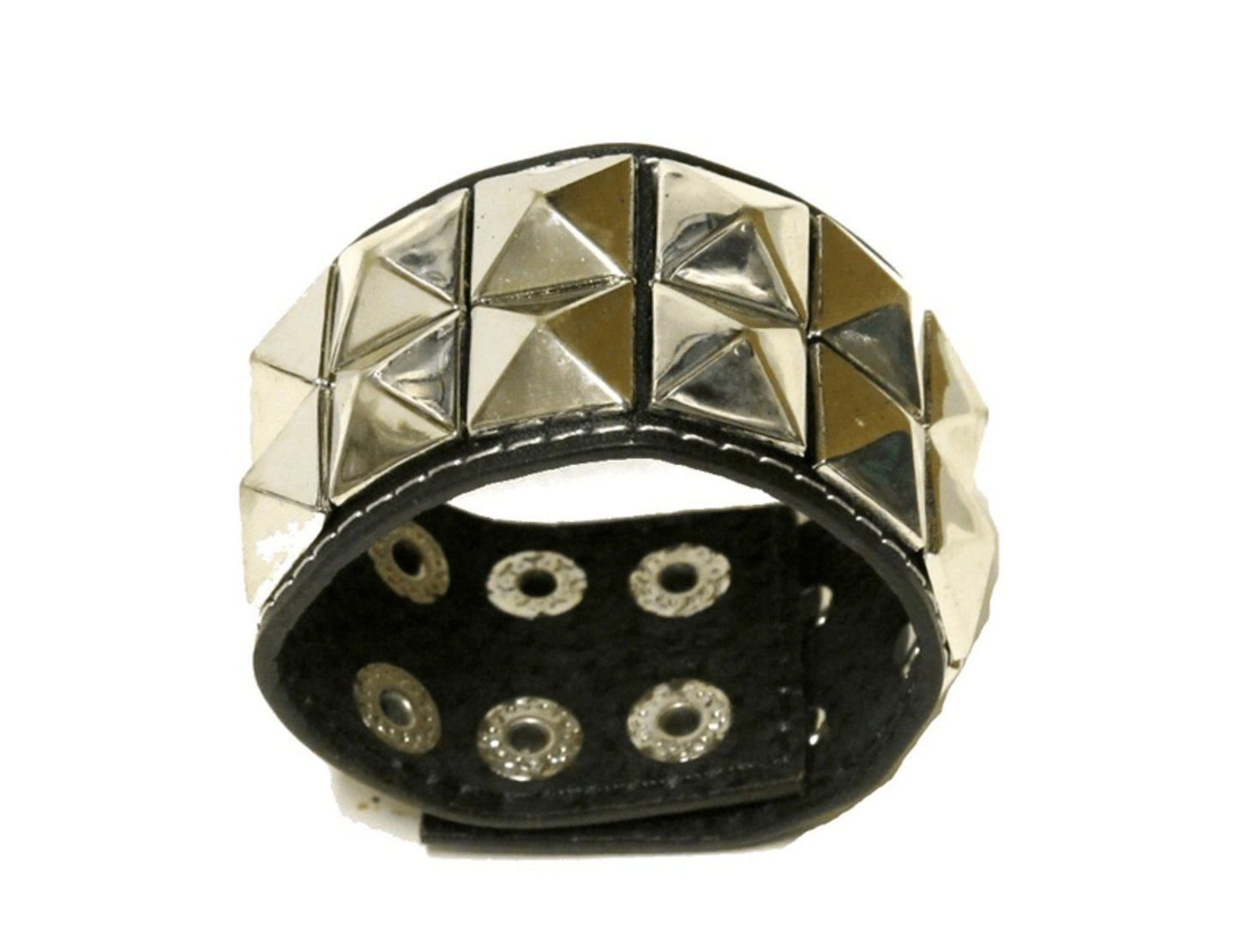 Svart läderarmband med pyramidnitar –  produktbild – Hiprock