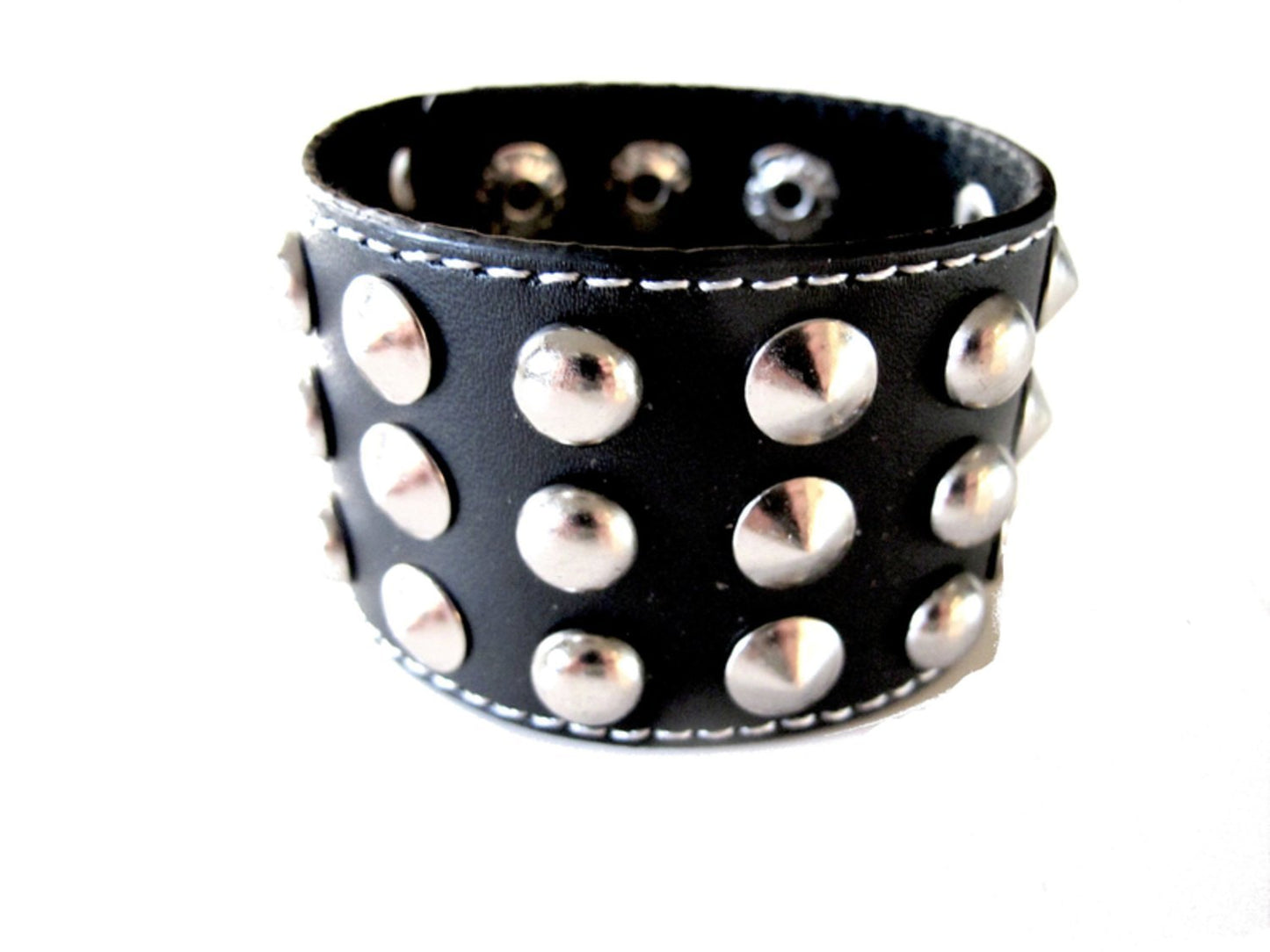 Svart läderarmband med runda nitar –  produktbild – Hiprock