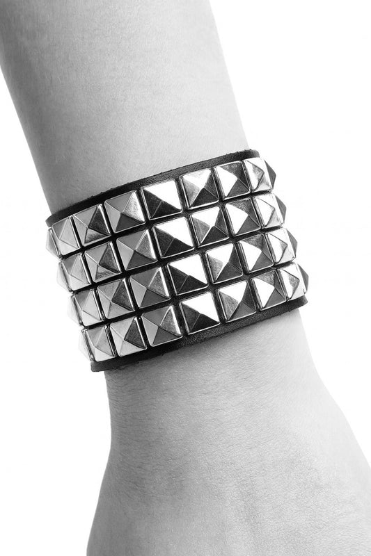 Svart läderarmband med silverfärgade nitar