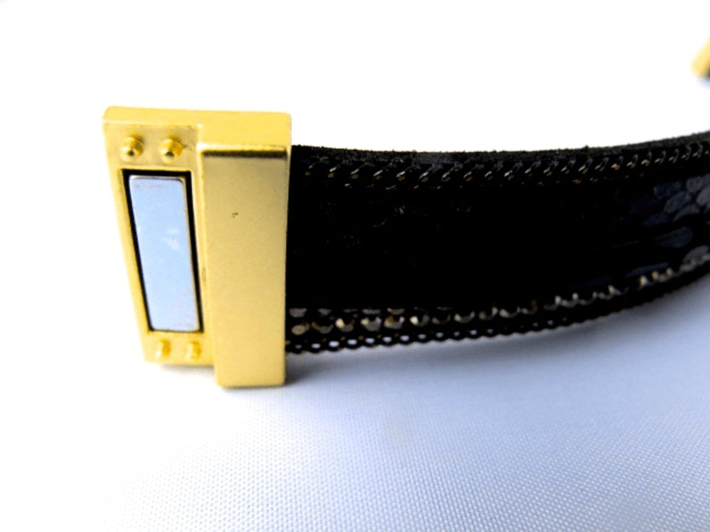 Svart läderarmband med vita kristaller och kedjor