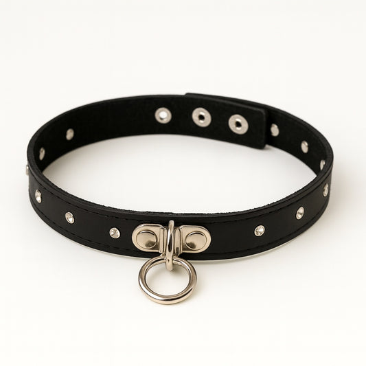 Svart choker med strassdetaljer och metallring –  produktbild – Hiprock