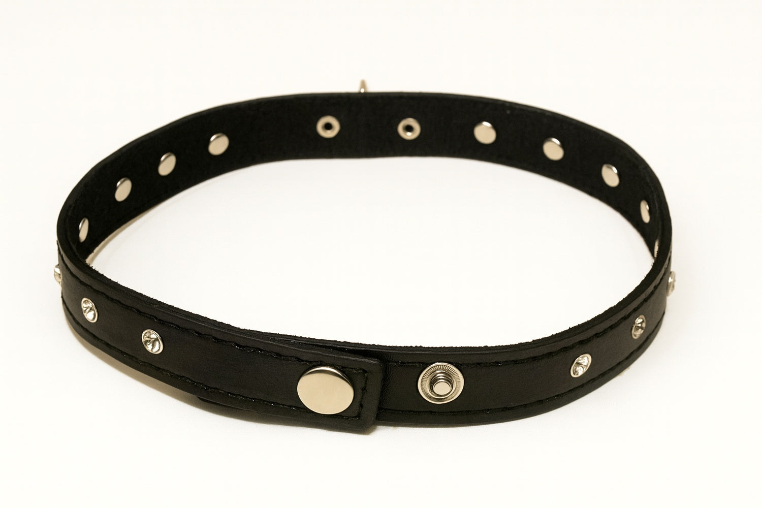 Svart choker med strassdetaljer och metallring –  produktbild – Hiprock