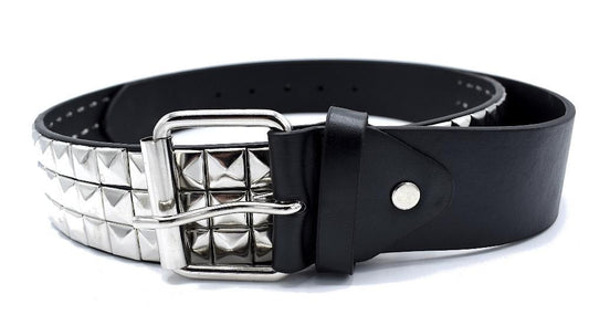 Svart nitbälte med Pyramid nitar –  produktbild – Hiprock