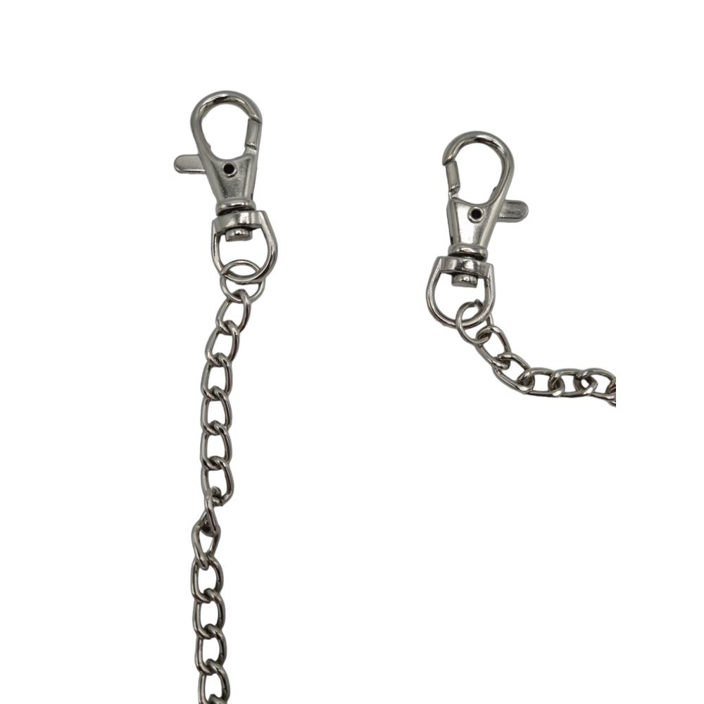 Svart nitbälte med silverfärgad kedja