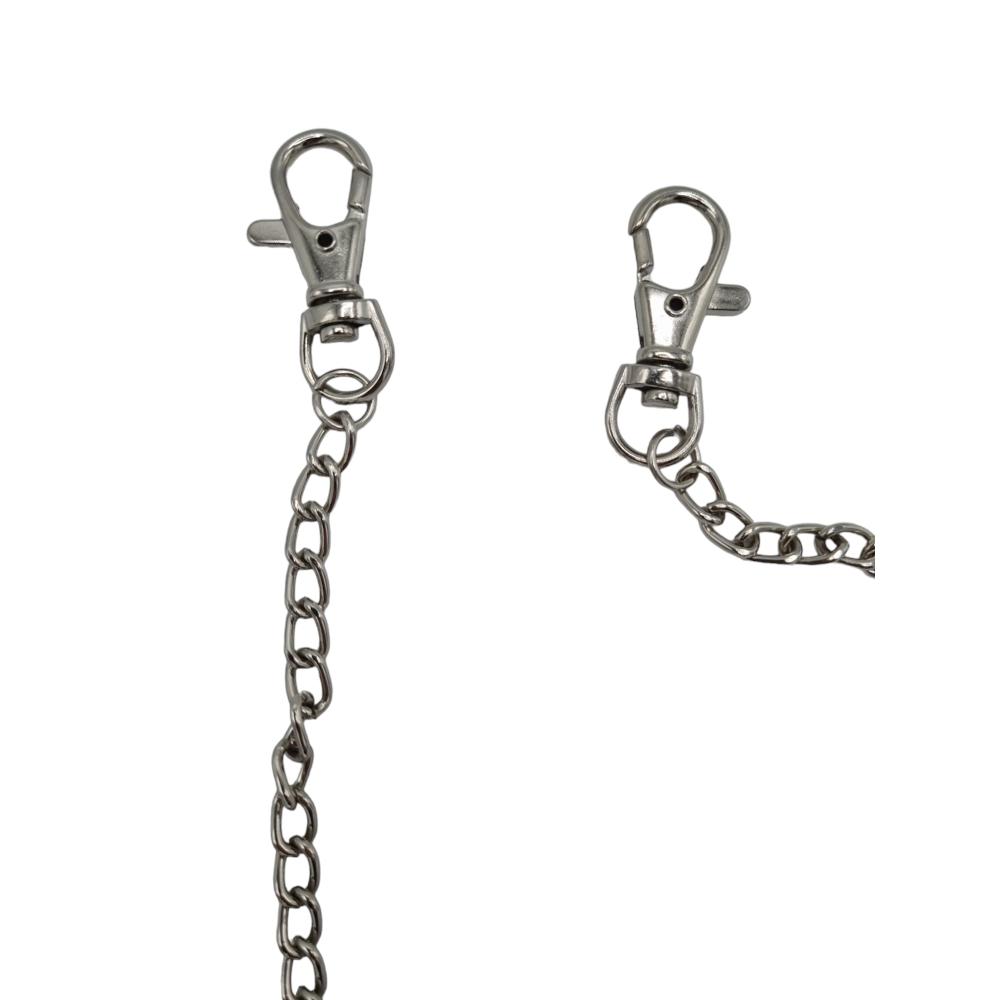 Svart nitbälte med silverfärgad kedja