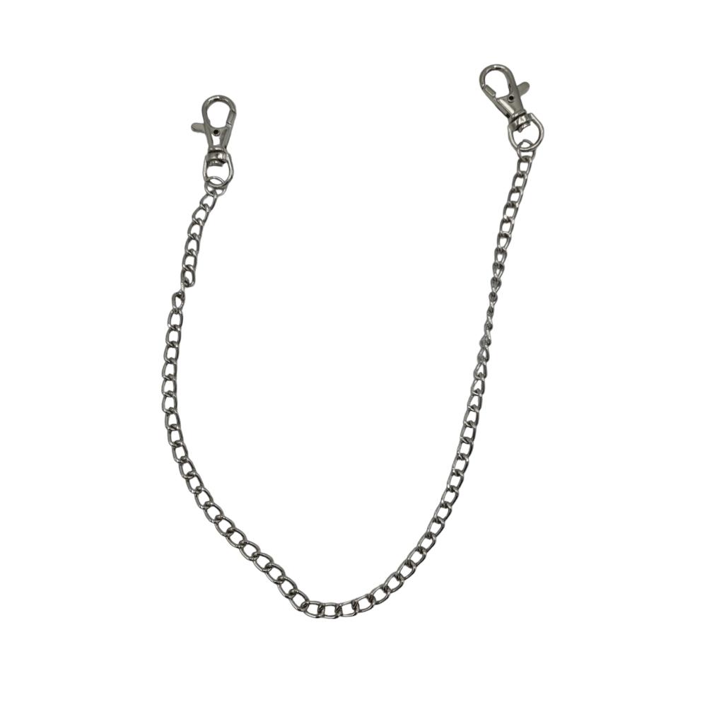 Svart nitbälte med silverfärgad kedja