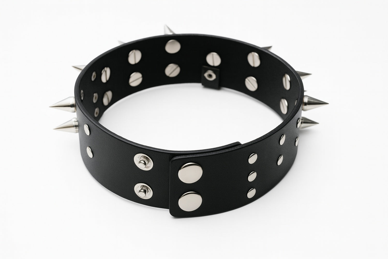 Svart spikhalsband med metallring –  produktbild – Hiprock