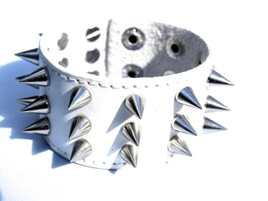 Vit läderarmband med silverfärgade nitar