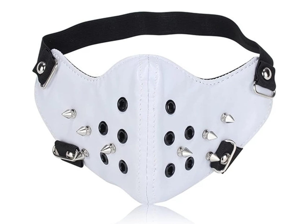 Vit lädermask med nitar och justerbara remmar