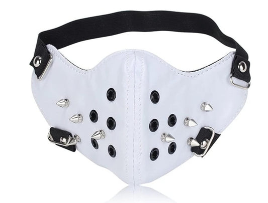 Vit lädermask med nitar och justerbara remmar