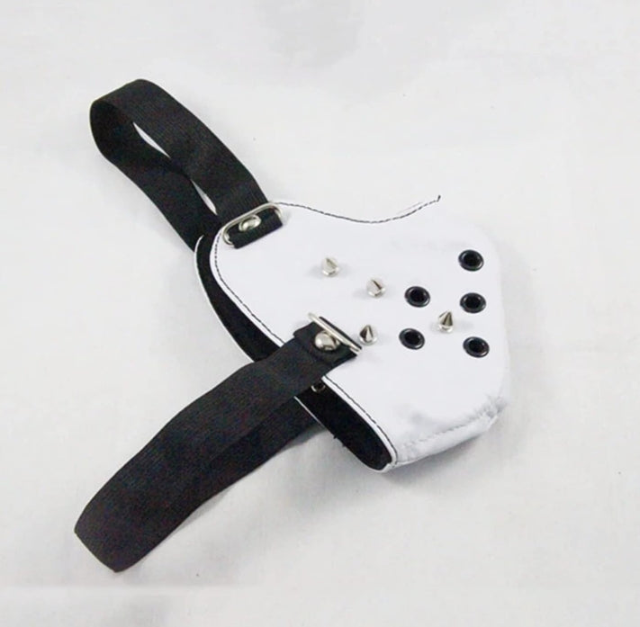 Vit lädermask med nitar och justerbara remmar