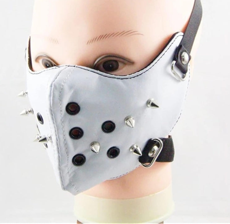 Vit lädermask med nitar och justerbara remmar
