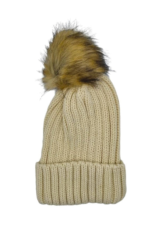 Vit mössa med boll –  produktbild – Hiprock